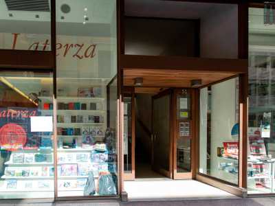 Per accedere agli uffici entriamo dal portone accanto all�ingresso della libreria, quindi saliamo al primo piano